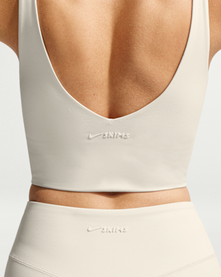 NIKE公式】NikeSKIMS Matte ウィメンズ Vネック ロングライン ブラ